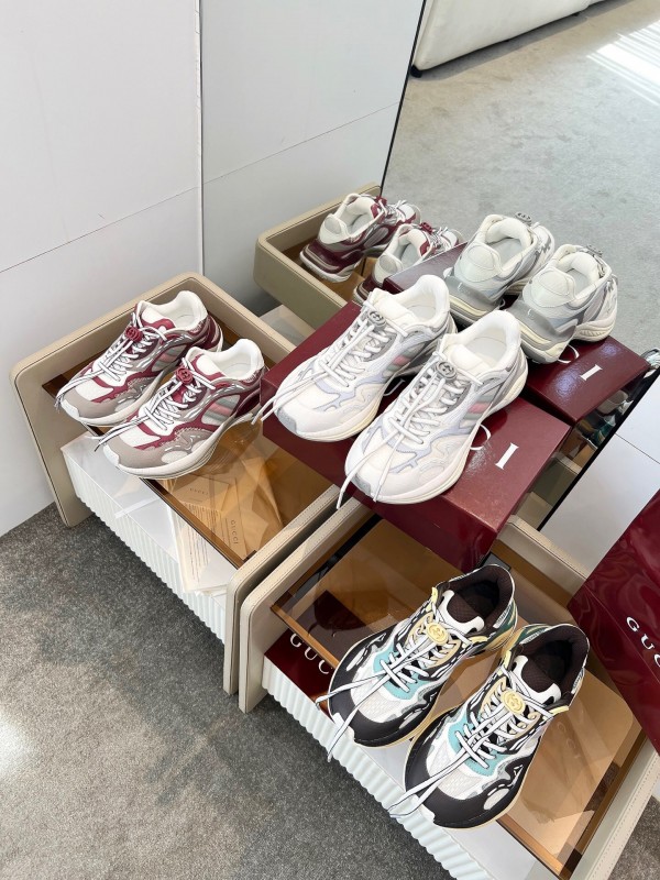 Gucci 2.0 Sneakers with Reflective Stripes and Retro Design - AS00450